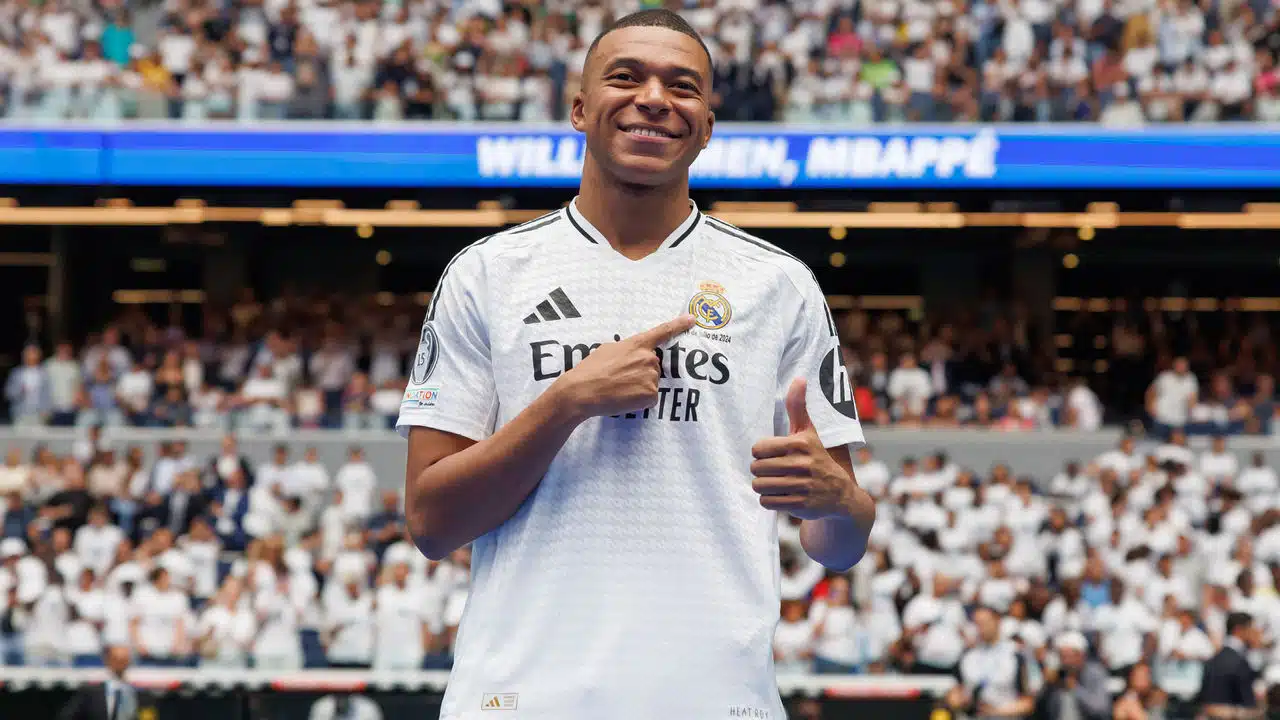 Foto destaque: Mbappé em sua apresentação no Real Madrid (Foto: Reprodução/Real Madrid)