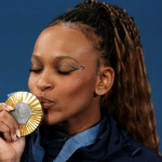 Rebeca beijando medalha de ouro