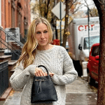 Foto destaque: Sarah Jessica Parker anunciando a nova bolsa de sua grife (Foto: reprodução/instagram/@sjpcollection)