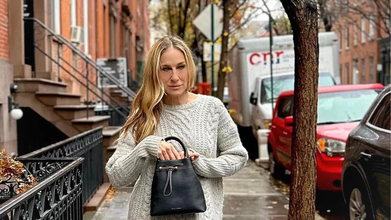 Foto destaque: Sarah Jessica Parker anunciando a nova bolsa de sua grife (Foto: reprodução/instagram/@sjpcollection)