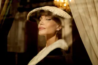 Foto destaque: Angelina Jolie em nova foto para o seu novo filme (Foto: reprodução/X/@netflix)