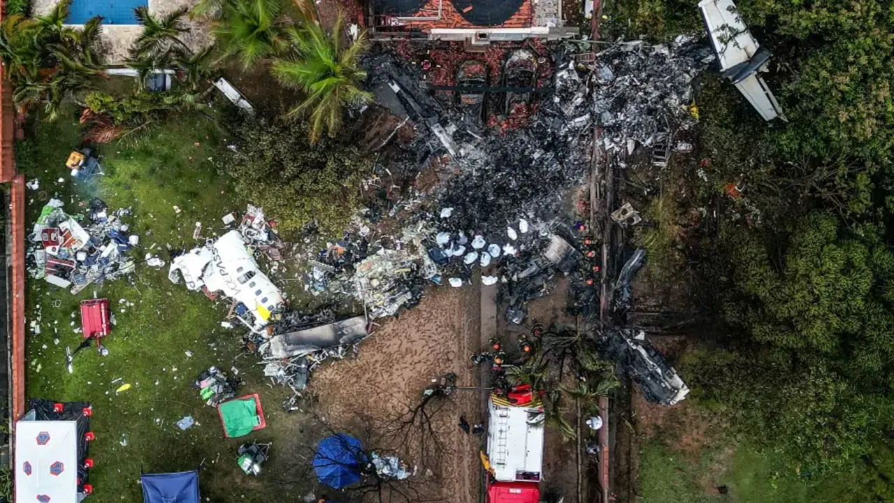 Imagens aereas dos destroços do avião no acidente em Vinhedo que ocorreu no último dia 09