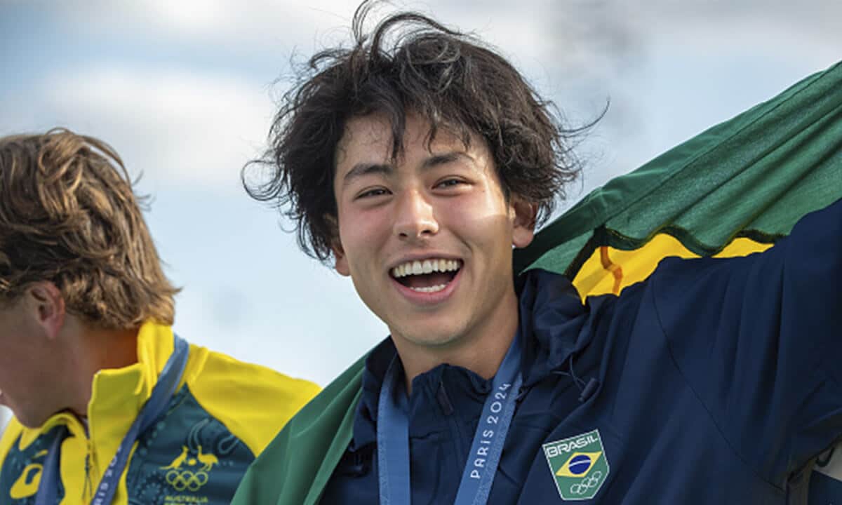 Augusto Akio conquista bronze olímpico no skate após superar grave lesão