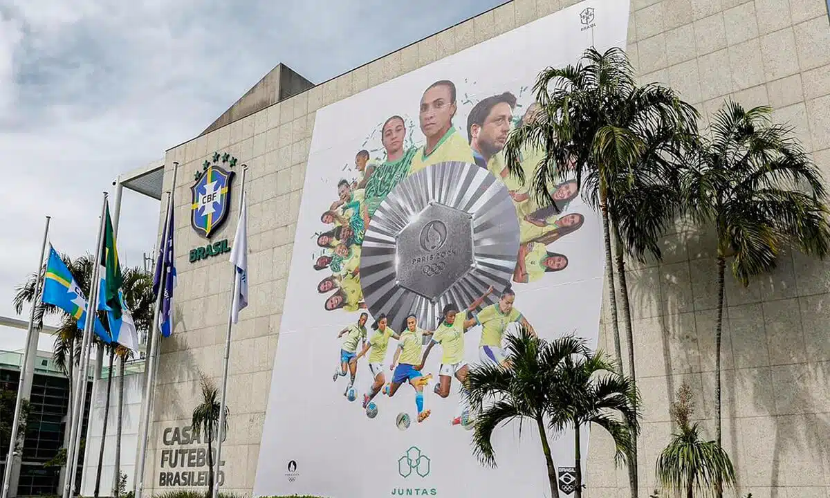 CBF homenageia Seleção Brasileira Feminina pela conquista da Prata Olímpica