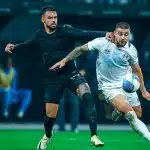 Foto destaque: Raniele e João Pedro disputando a bola (Foto: Reprodução/Lucas Uebel/Grêmio)