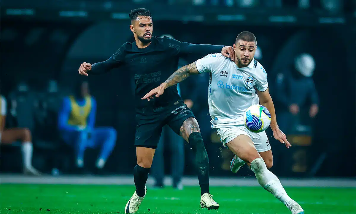 Foto destaque: Raniele e João Pedro disputando a bola (Foto: Reprodução/Lucas Uebel/Grêmio)