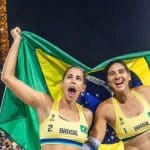 Duda e Ana Patrícia comemorando a classificação