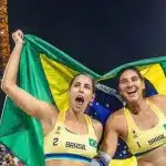 Duda e Ana Patrícia comemorando a classificação