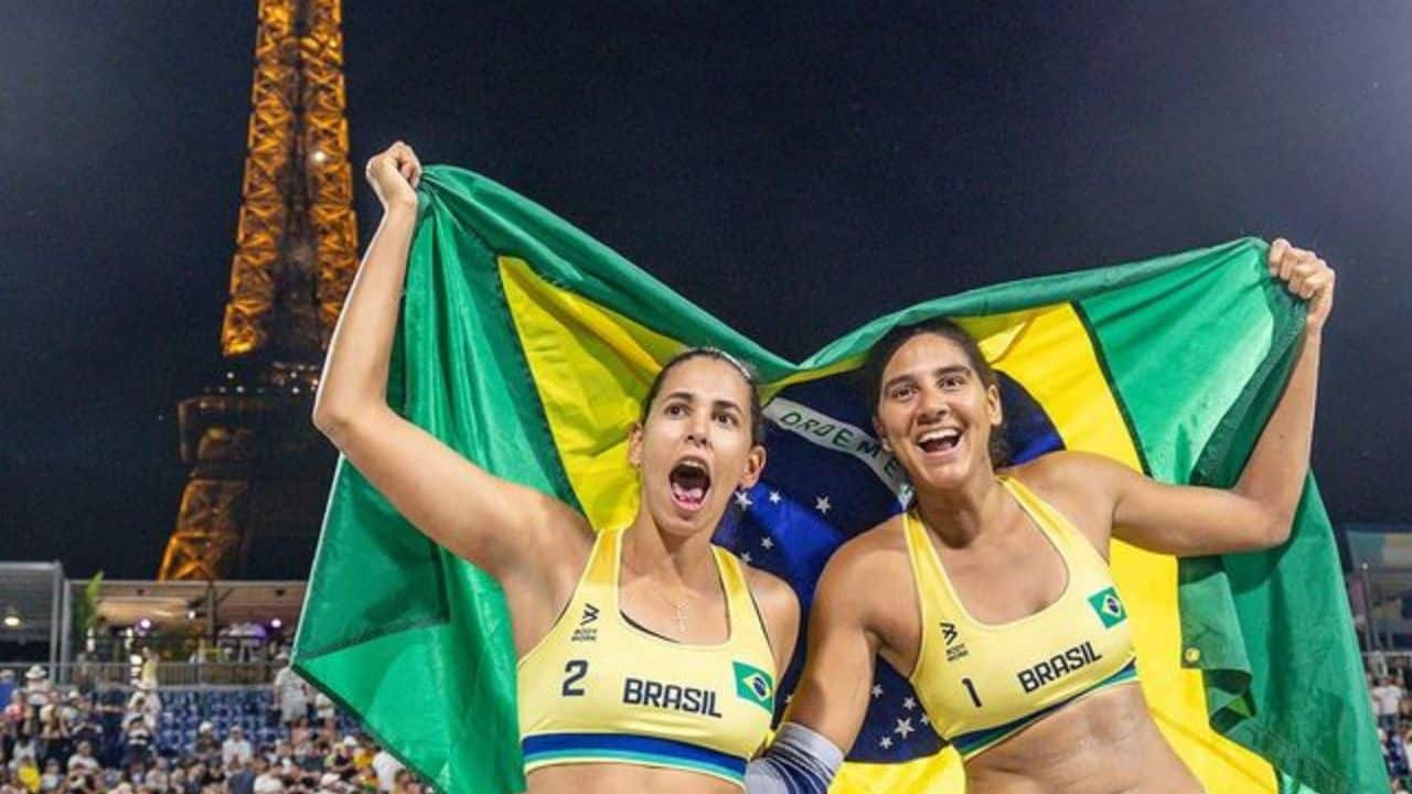 Duda e Ana Patrícia comemorando a classificação