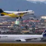 Aviões das companhias aéreas Latam e Voepass no Aeroporto de Guarulhos