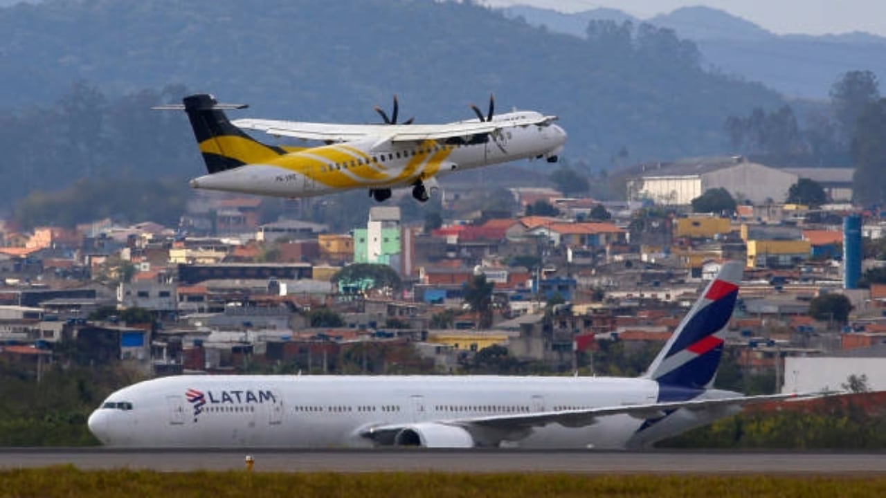 Aviões das companhias aéreas Latam e Voepass no Aeroporto de Guarulhos