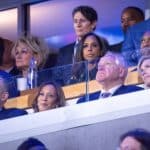 Kamala Harris e Tim Walz assistindo o primeiro dia da convenção democrata