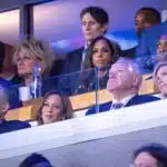 Kamala Harris e Tim Walz assistindo o primeiro dia da convenção democrata