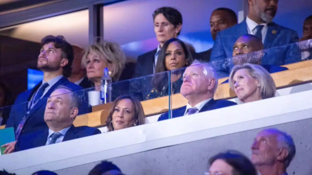 Kamala Harris e Tim Walz assistindo o primeiro dia da convenção democrata