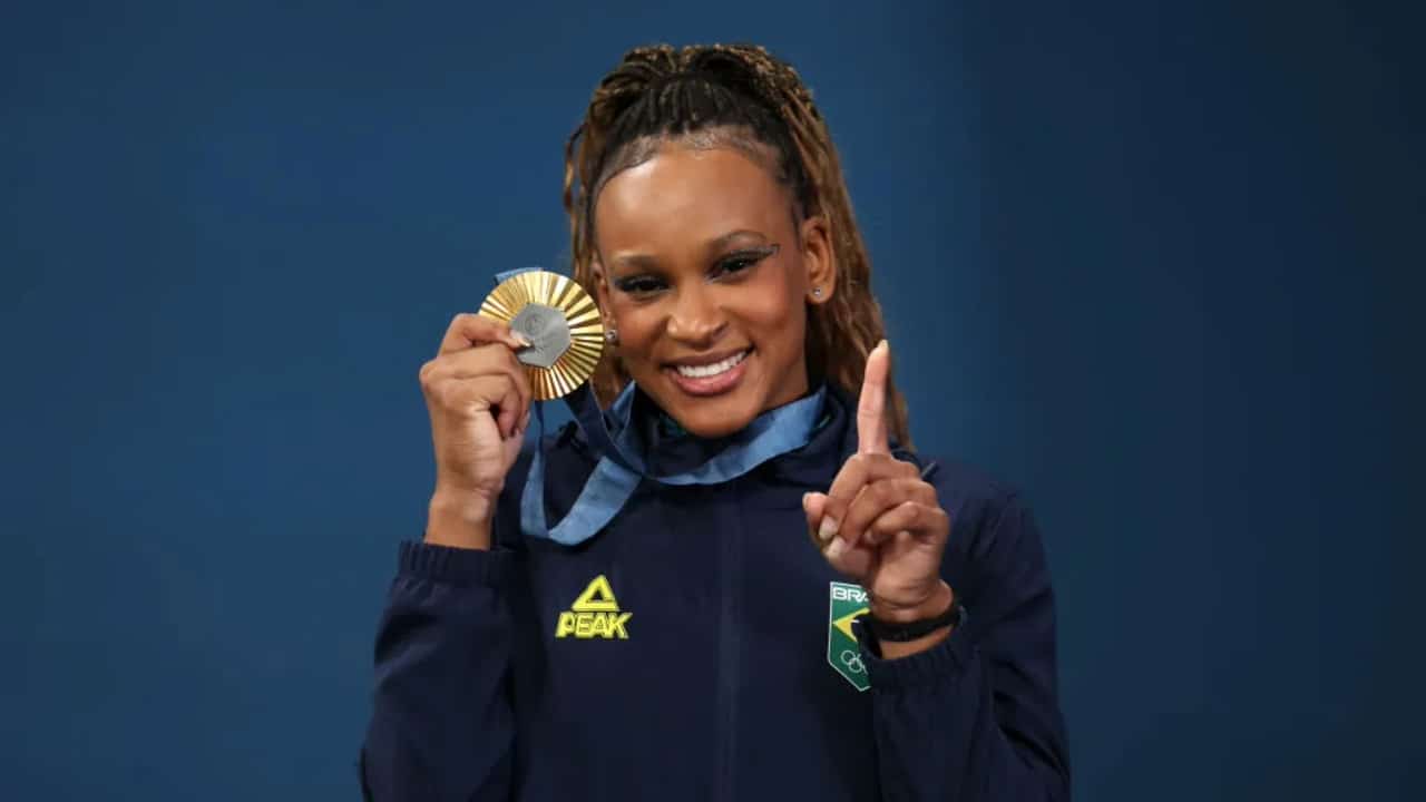 Rebeca Andrade com sua medalha de ouro conquistada no solo