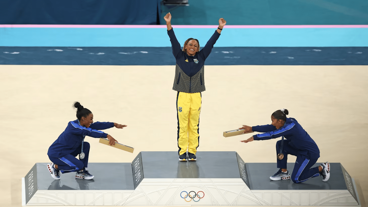 Rebeca Andrade sendo referenciada pelas ginastas americanas Biles e Jordan