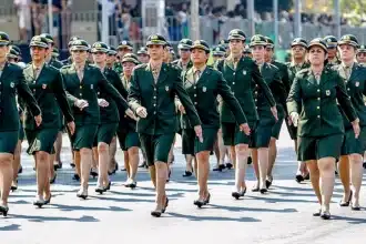 Militares femininas participando de um evento de exercito