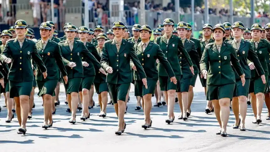 Militares femininas participando de um evento de exercito