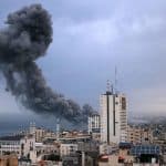 Foto destaque: Edifícios são bombardeados na Faixa de Gaza durante ataque aéreo israelense (Reprodução: Foto/Mahmud Hams/AFP)