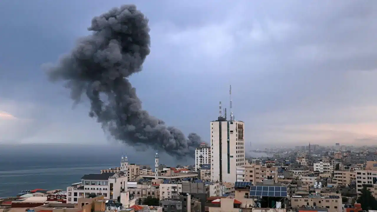 Foto destaque: Edifícios são bombardeados na Faixa de Gaza durante ataque aéreo israelense (Reprodução: Foto/Mahmud Hams/AFP)