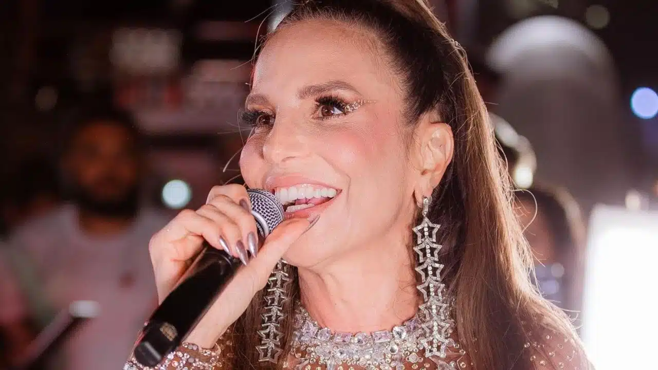 Ivete Sangalo cantando