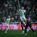 Jogadores de Juventude e Corinthians disputam bola em jogo da Copa do Brasil