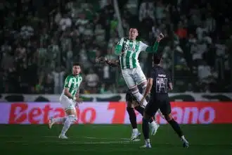 Jogadores de Juventude e Corinthians disputam bola em jogo da Copa do Brasil