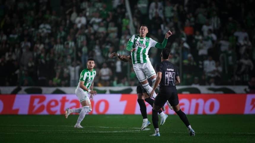 Jogadores de Juventude e Corinthians disputam bola em jogo da Copa do Brasil