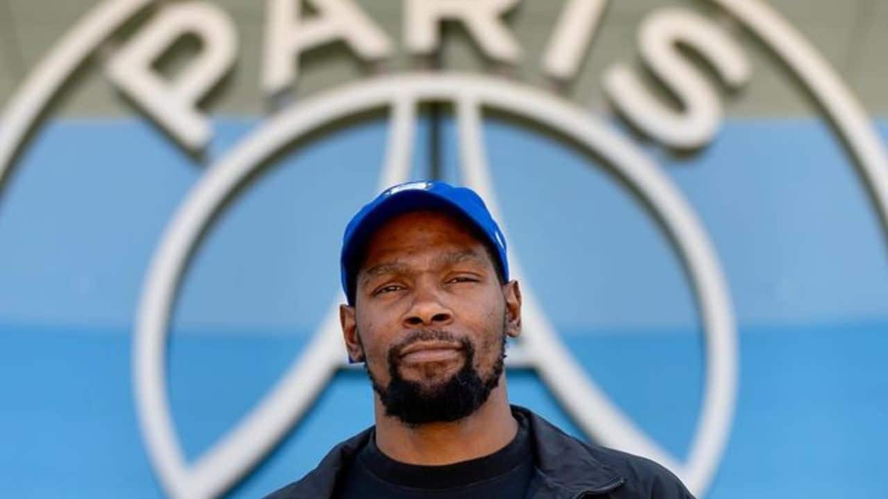 Kevin Durant nas instalações do PSG