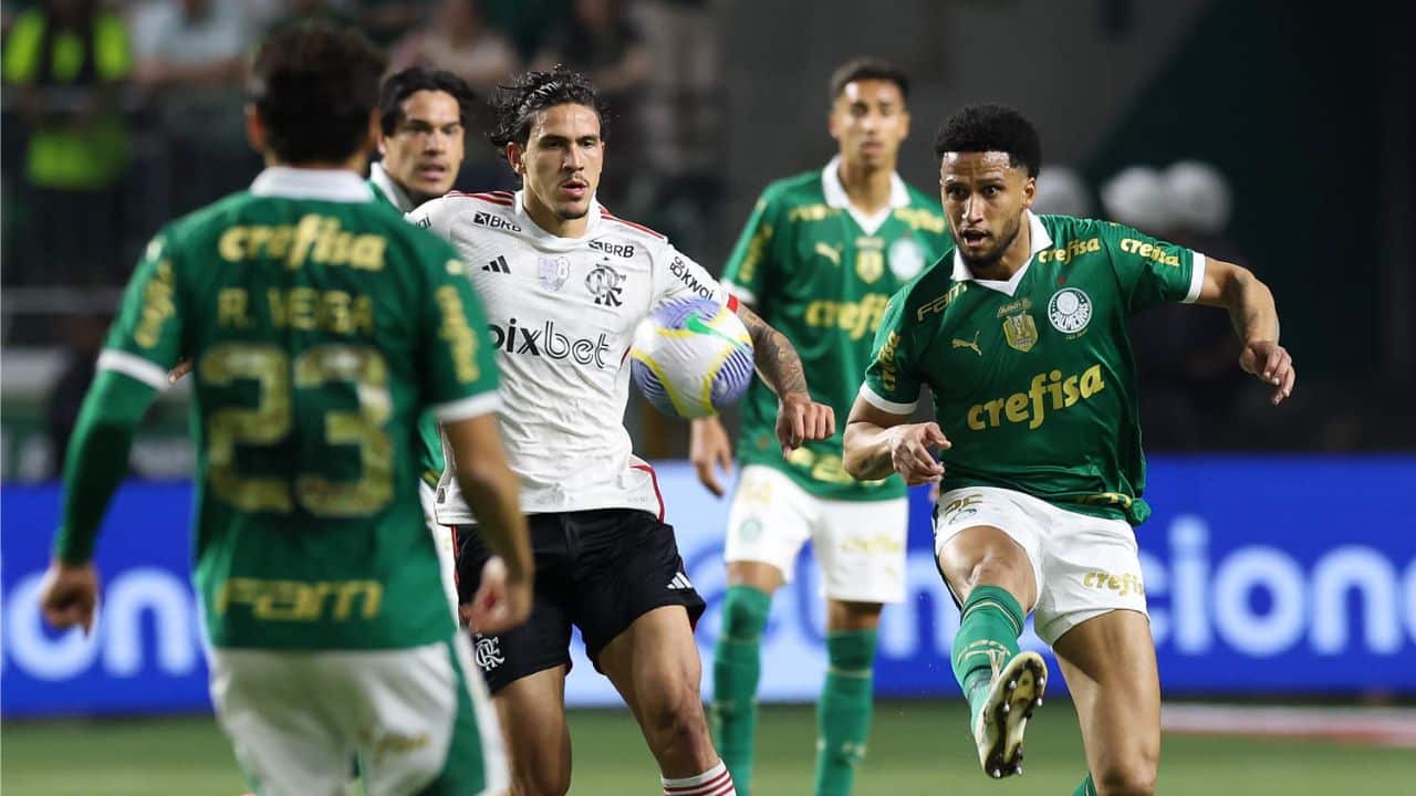 Jogadores do Palmeiras durante jogo contra o Flamengo, válido pelas oitavas de final da Copa do Brasil