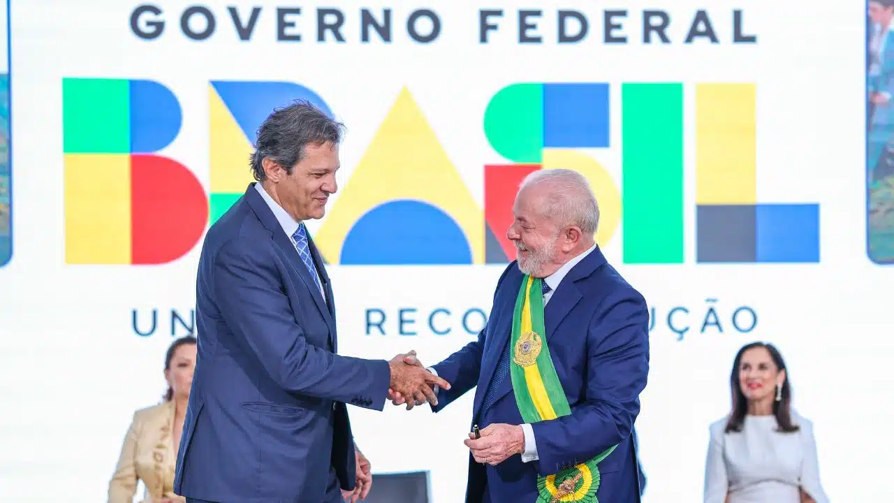 Ministro da Fazenda celebra a aprovação do projeto que prevê a retirada gradual da desoneração, destacando a importância da estabilidade fiscal para o futuro do país.