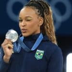 Rebeca Andrade no pódio com a medalha de prata