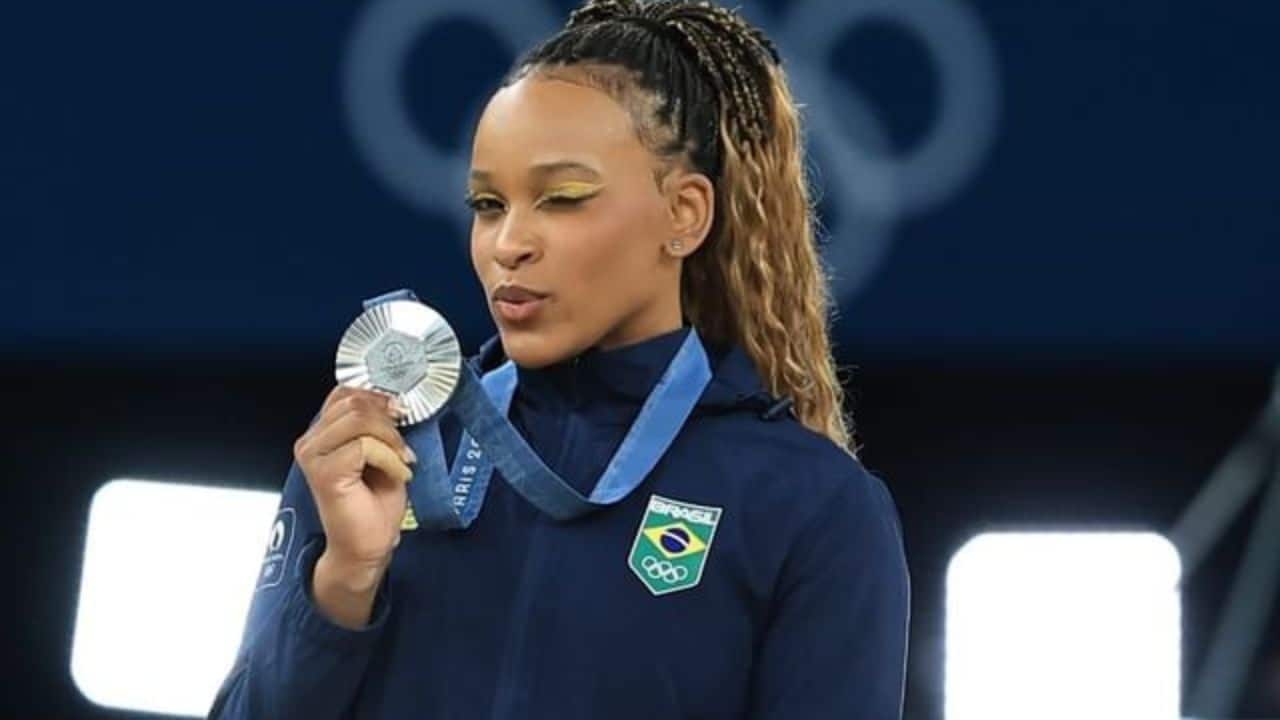 Rebeca Andrade no pódio com a medalha de prata