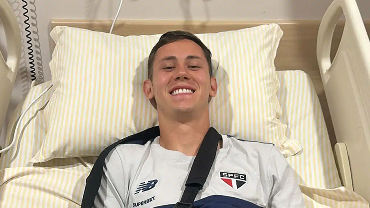 São Paulo confirma fratura na clavícula direita de Patryck, que permanece internado