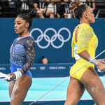 Rebeca Andrade e Simone Biles durante competição da ginástica em Paris