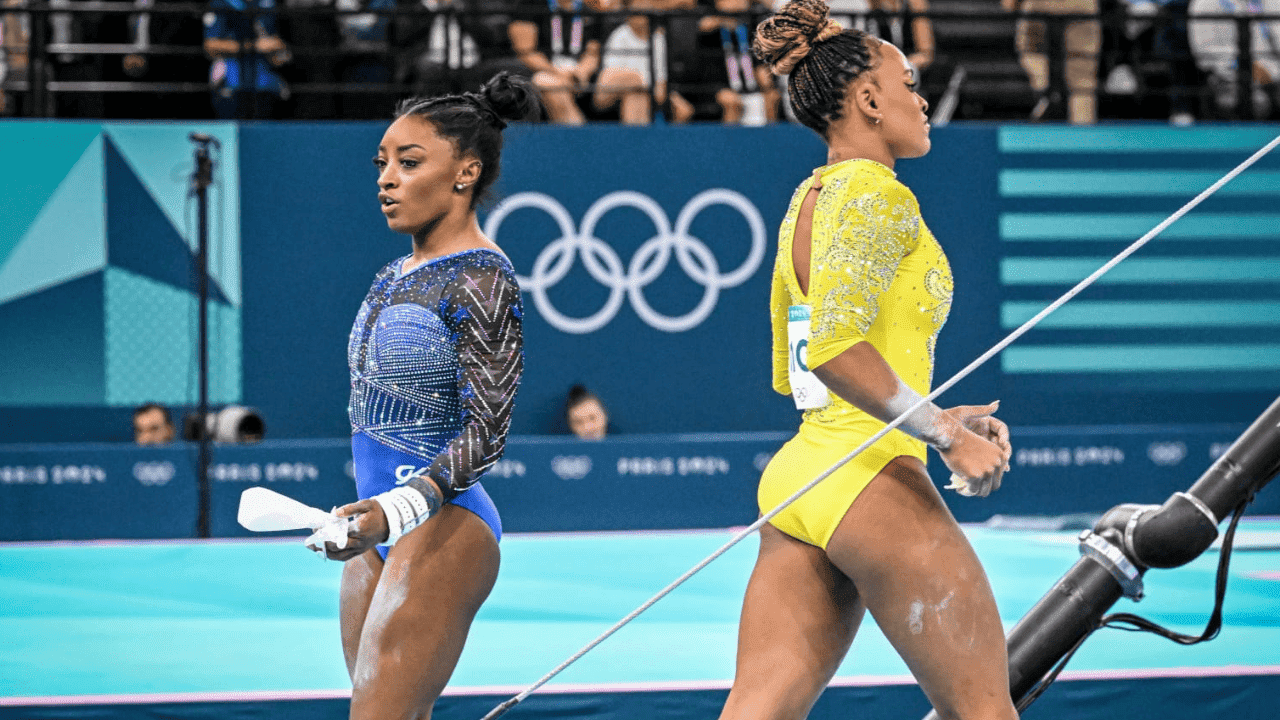 Rebeca Andrade e Simone Biles durante competição da ginástica em Paris