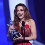 Anitta chega à Guarulhos após ganhar prêmio no VMAs