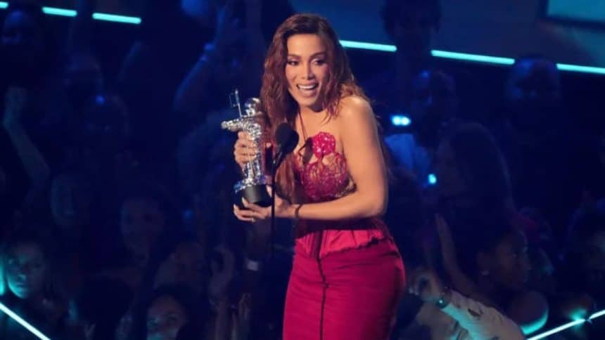 Anitta chega à Guarulhos após ganhar prêmio no VMAs