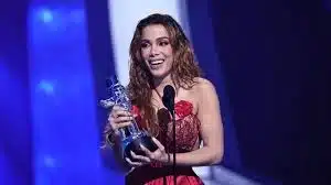 Anitta chega à Guarulhos após ganhar prêmio no VMAs