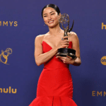 Foto destaque: Anna Sawai no Emmy 2024 (reprodução/Getty Images Embed/ ROBYN BECK)