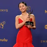 Foto destaque: Anna Sawai no Emmy 2024 (reprodução/Getty Images Embed/ ROBYN BECK)