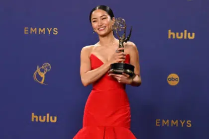 Foto destaque: Anna Sawai no Emmy 2024 (reprodução/Getty Images Embed/ ROBYN BECK)