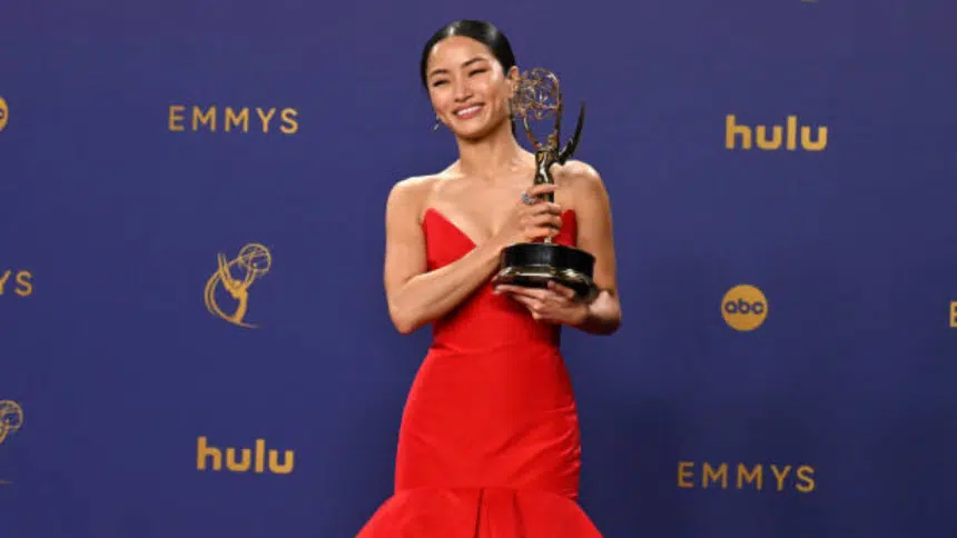 Foto destaque: Anna Sawai no Emmy 2024 (reprodução/Getty Images Embed/ ROBYN BECK)