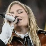 Luísa Sonza cantando o hino nacional no jogo entre Packers e Eagles