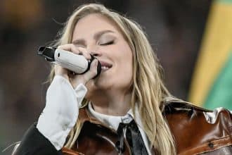 Luísa Sonza cantando o hino nacional no jogo entre Packers e Eagles