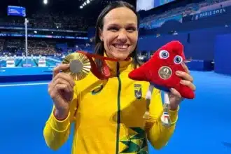 Luísa Sonza cantando o hino nacional no jogo entre Packers e Eagles