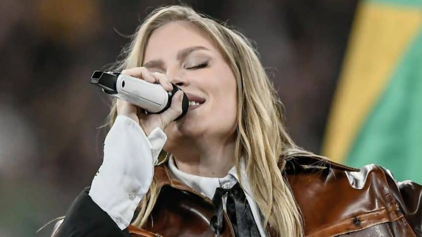 Luísa Sonza cantando o hino nacional no jogo entre Packers e Eagles