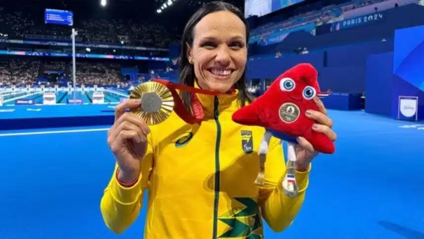 Luísa Sonza cantando o hino nacional no jogo entre Packers e Eagles