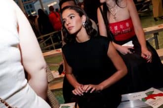 Bruna Marquezine na primeira fileira do desfile de Tory Burch