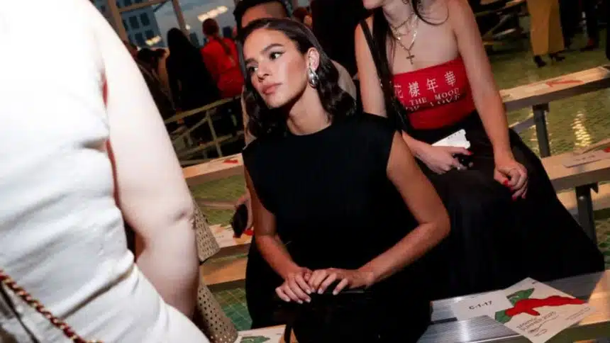 Bruna Marquezine na primeira fileira do desfile de Tory Burch